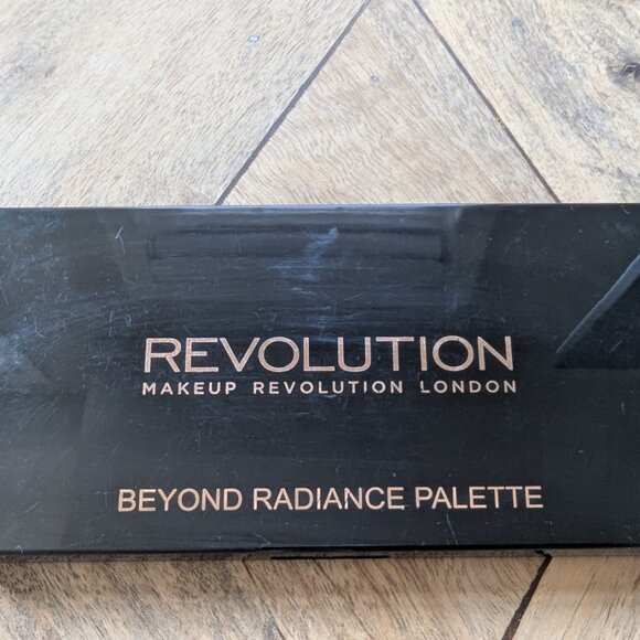 Makeup Revolution Beyond Radiance Highlighter Palette - Picture 3 of 4